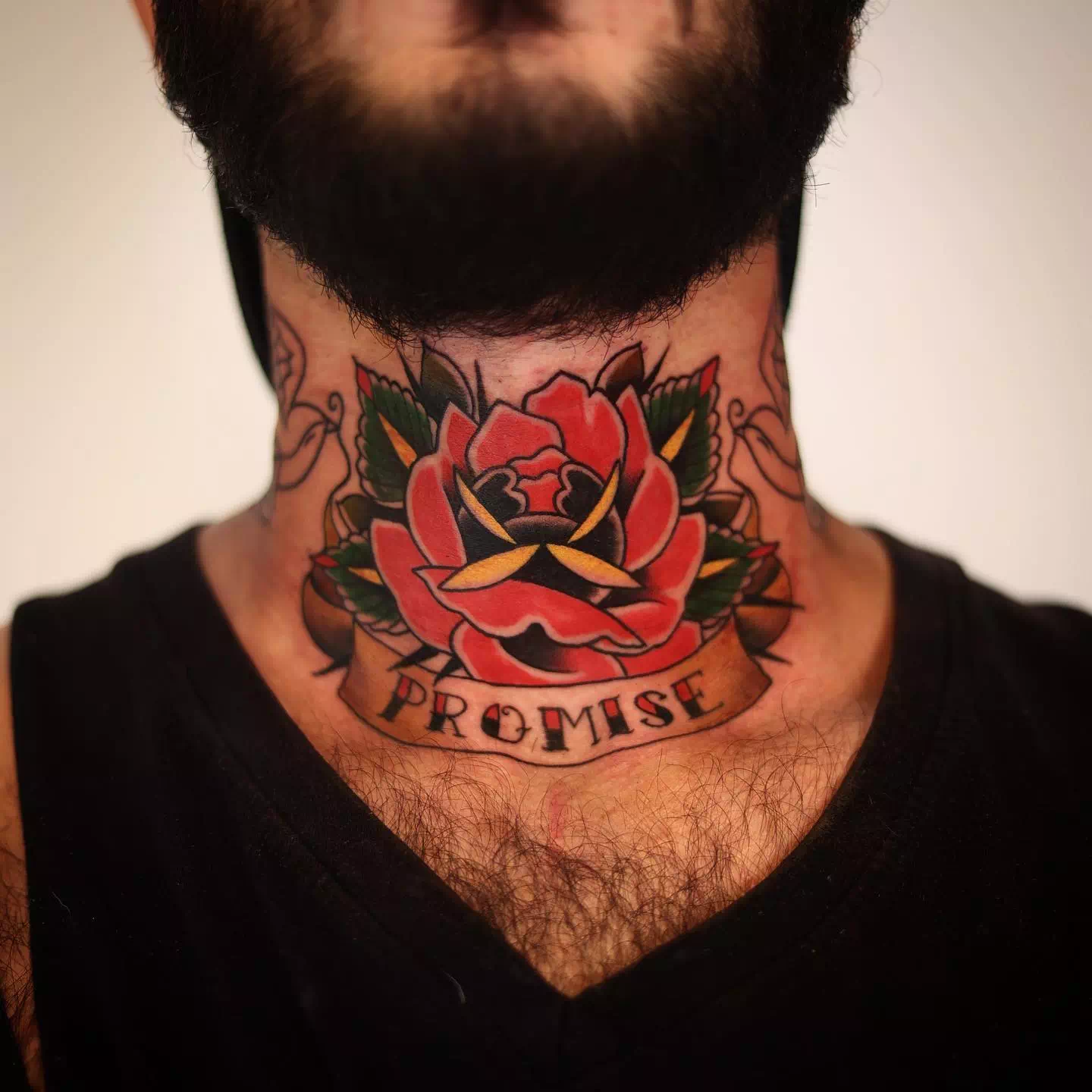 Tatuaje de rosa y flores en el cuello 9