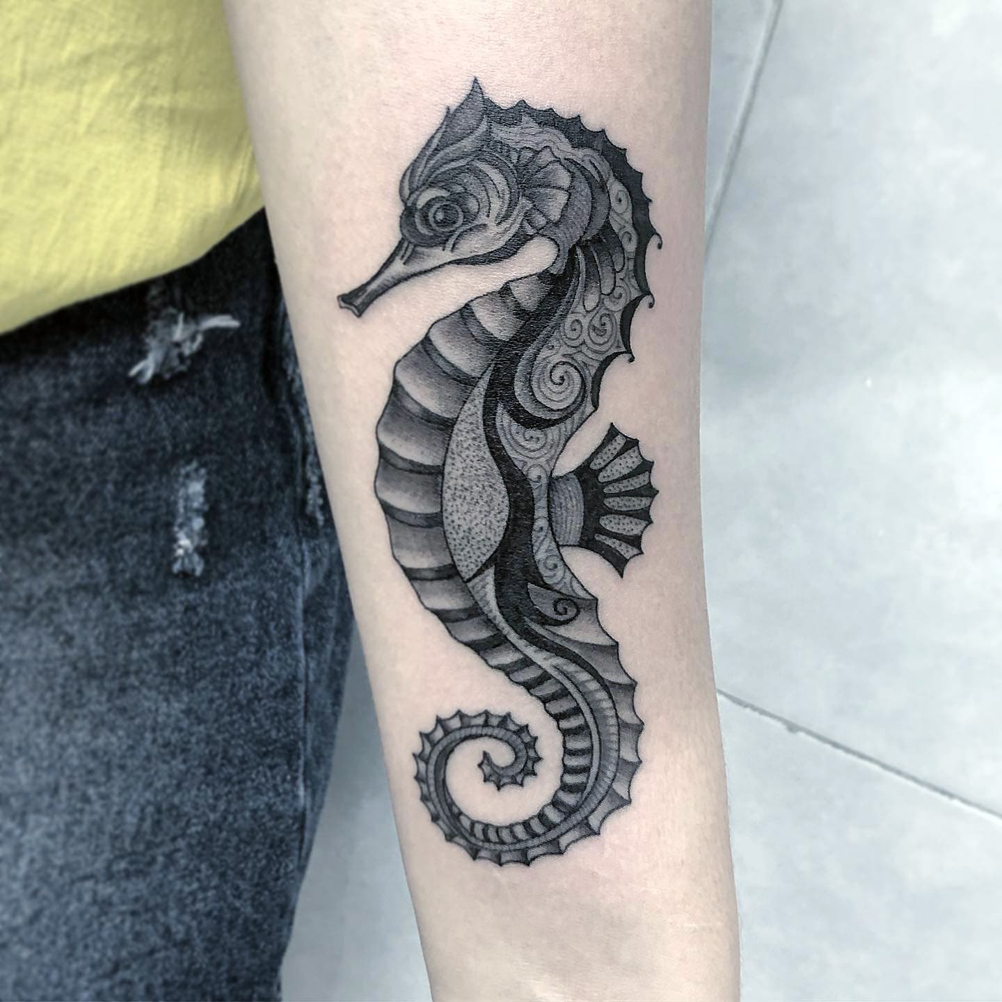 Tatuaje de un caballito de mar en tinta negra