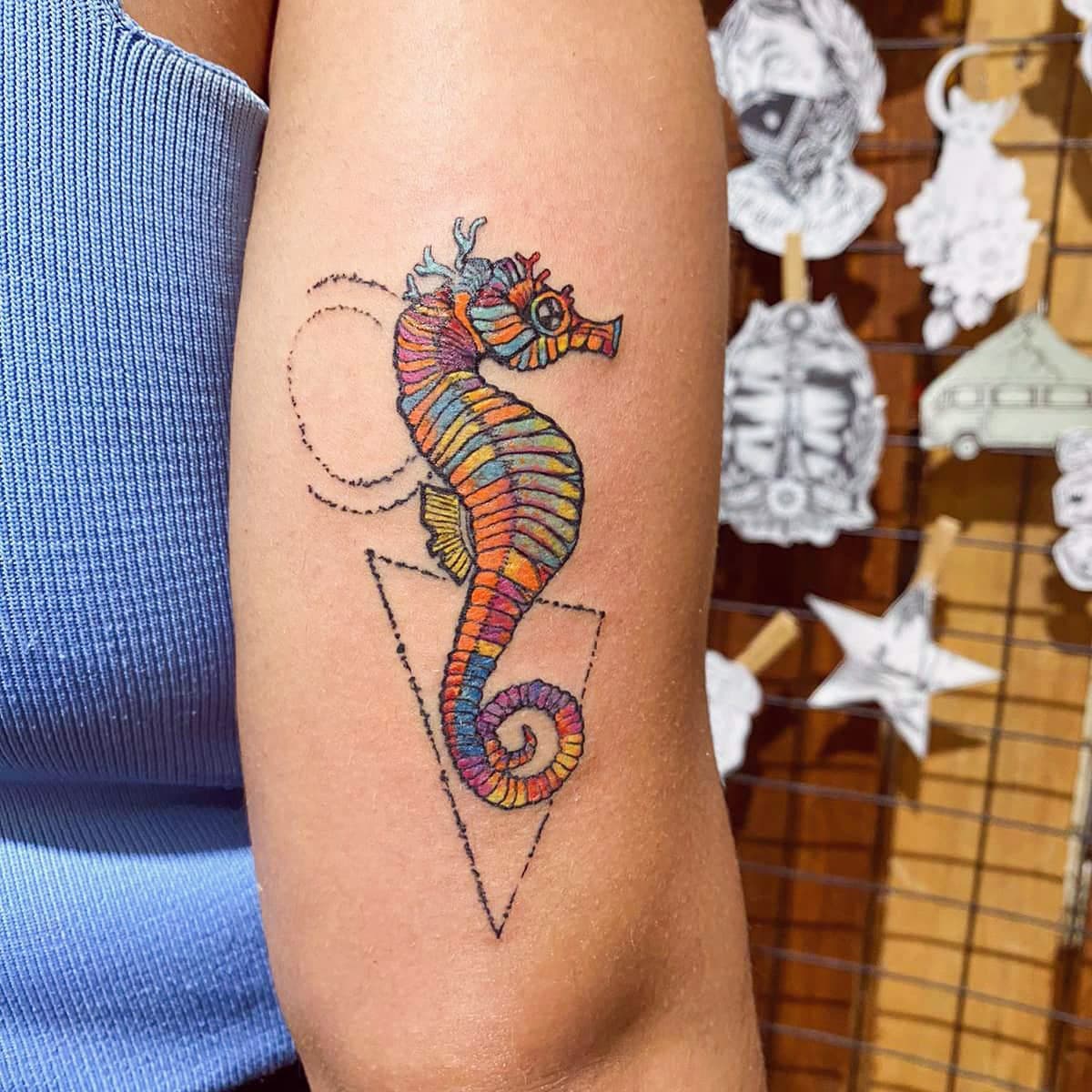 Tatuaje del caballito de mar Diseño simétrico y colorido pequeño