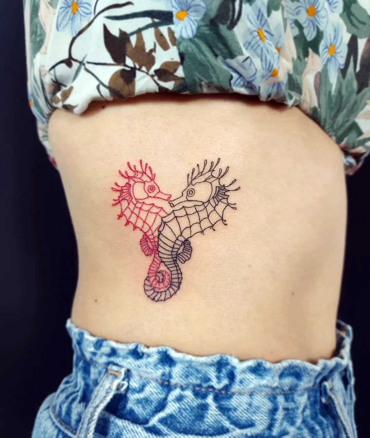 Tatuaje de caballito de mar inusual en una pieza lateral