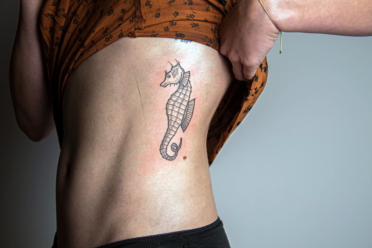 Tatuaje de caballito de mar en el estómago