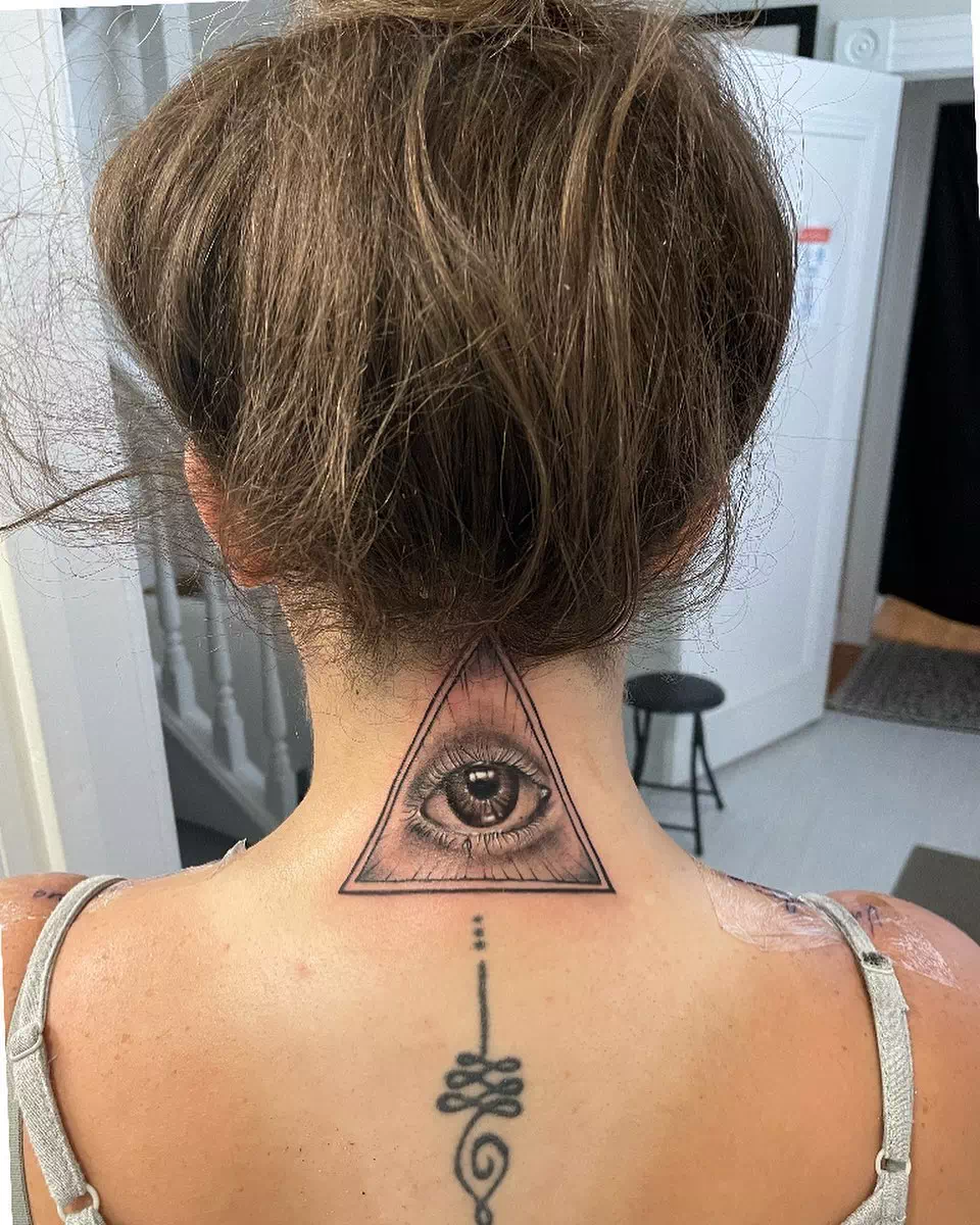 Tatuaje del tercer ojo en el cuello 2