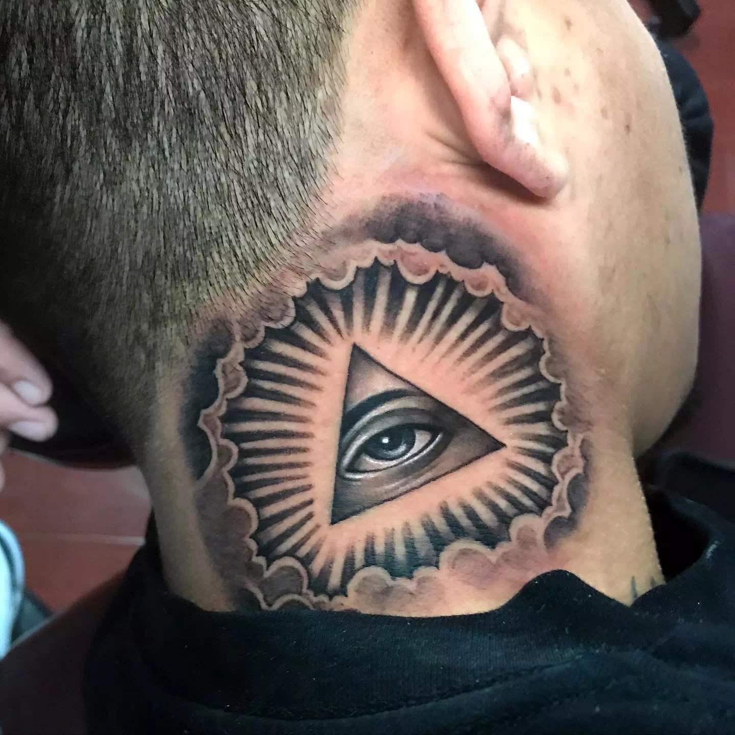Tatuaje del tercer ojo en el cuello 4