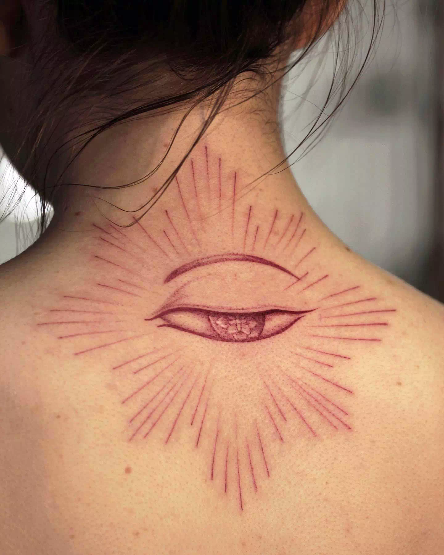 Tatuaje del tercer ojo en el cuello 6