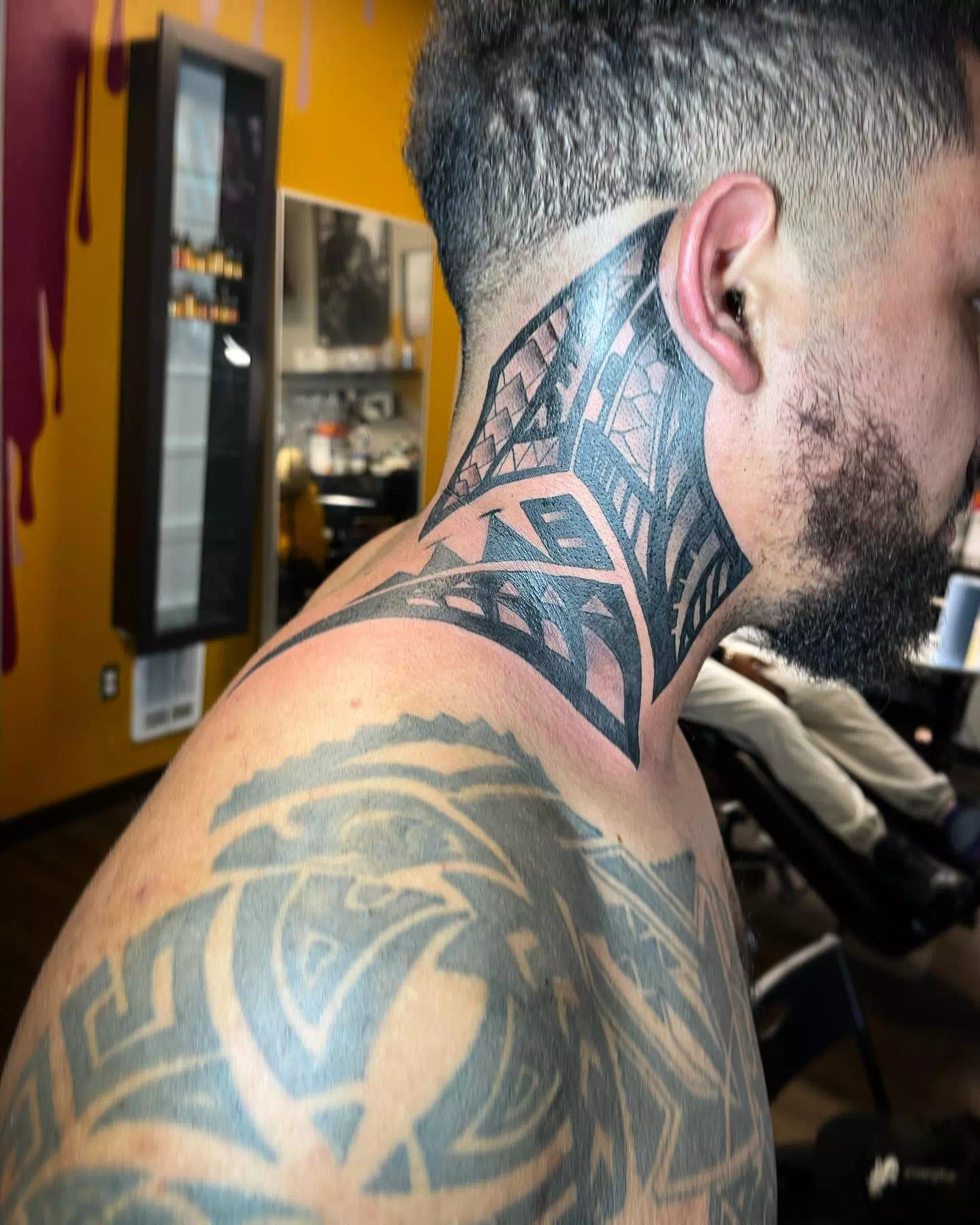 Tatuaje tribal en el cuello 5