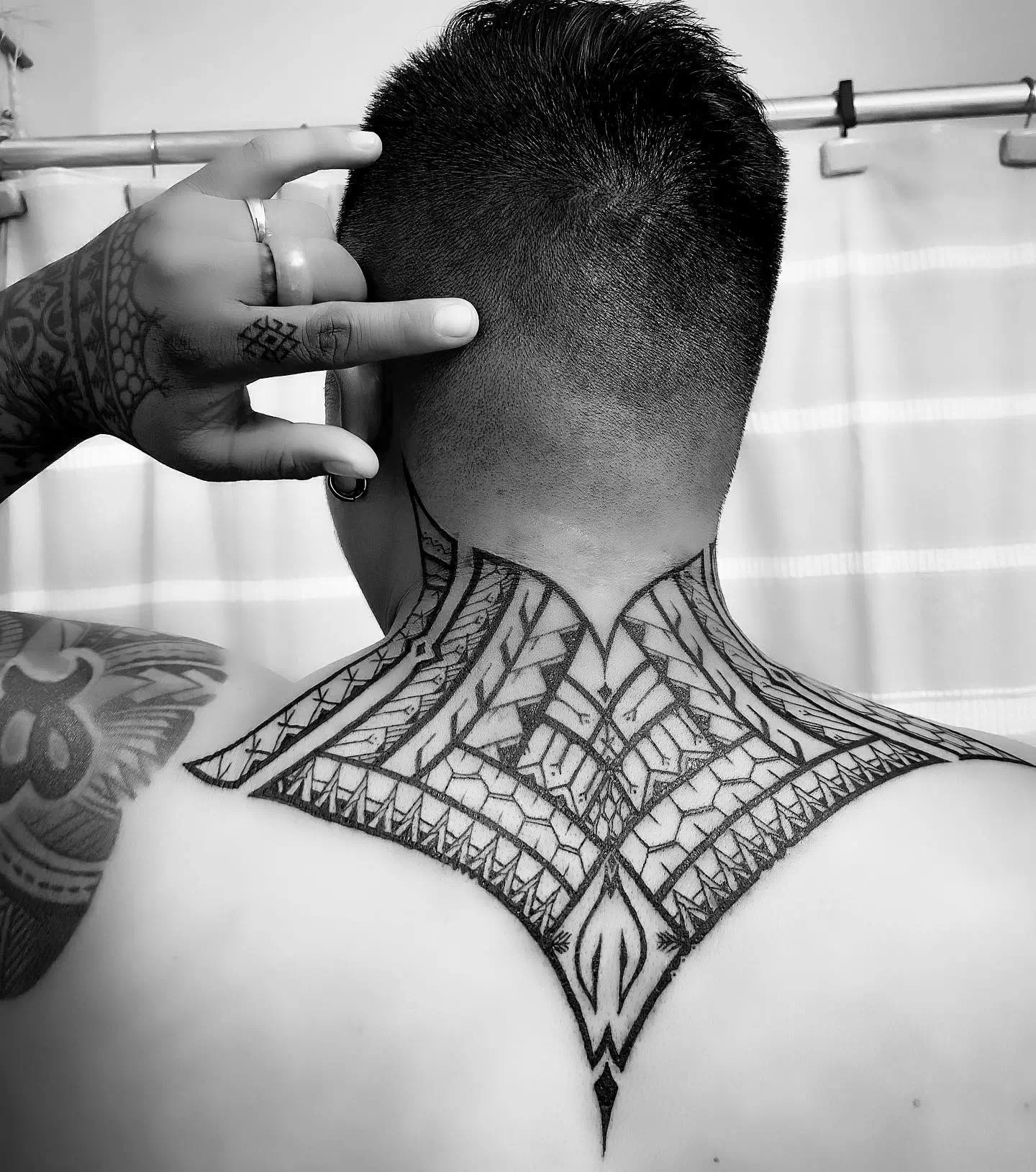 Tatuaje tribal en el cuello 6