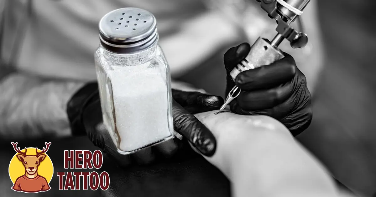 Entfernen einer Tätowierung mit Salz