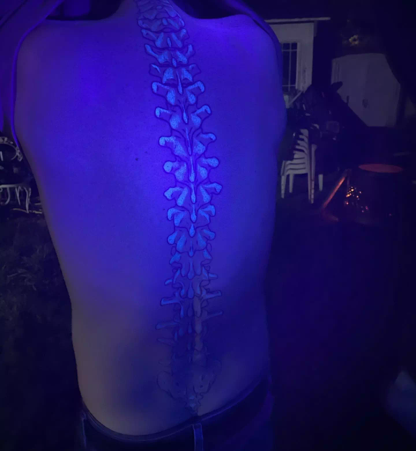 Tatuaje de la espalda que brilla en la oscuridad 2