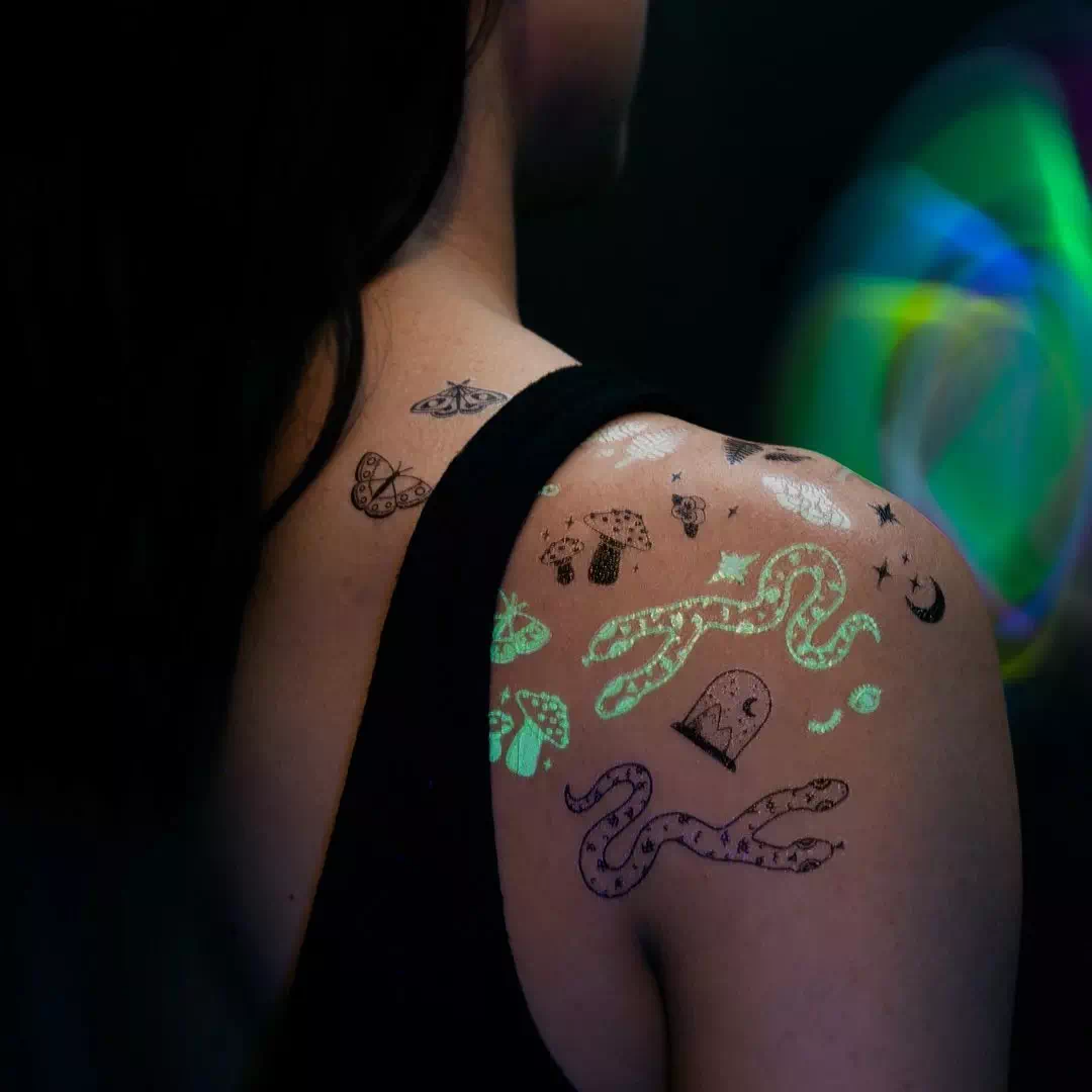 Tatuaje de la espalda que brilla en la oscuridad 3