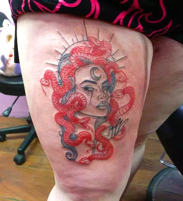 Schwarzes gruseliges Medusa Waden Tattoo