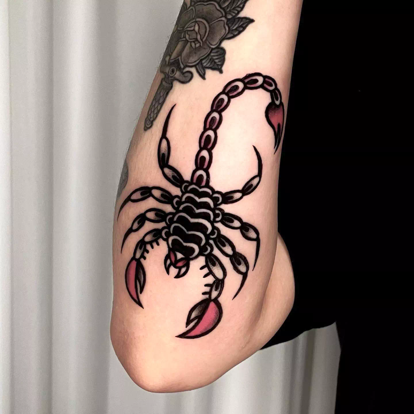Schwarzer Skorpion Tattoo über Unterarm 1