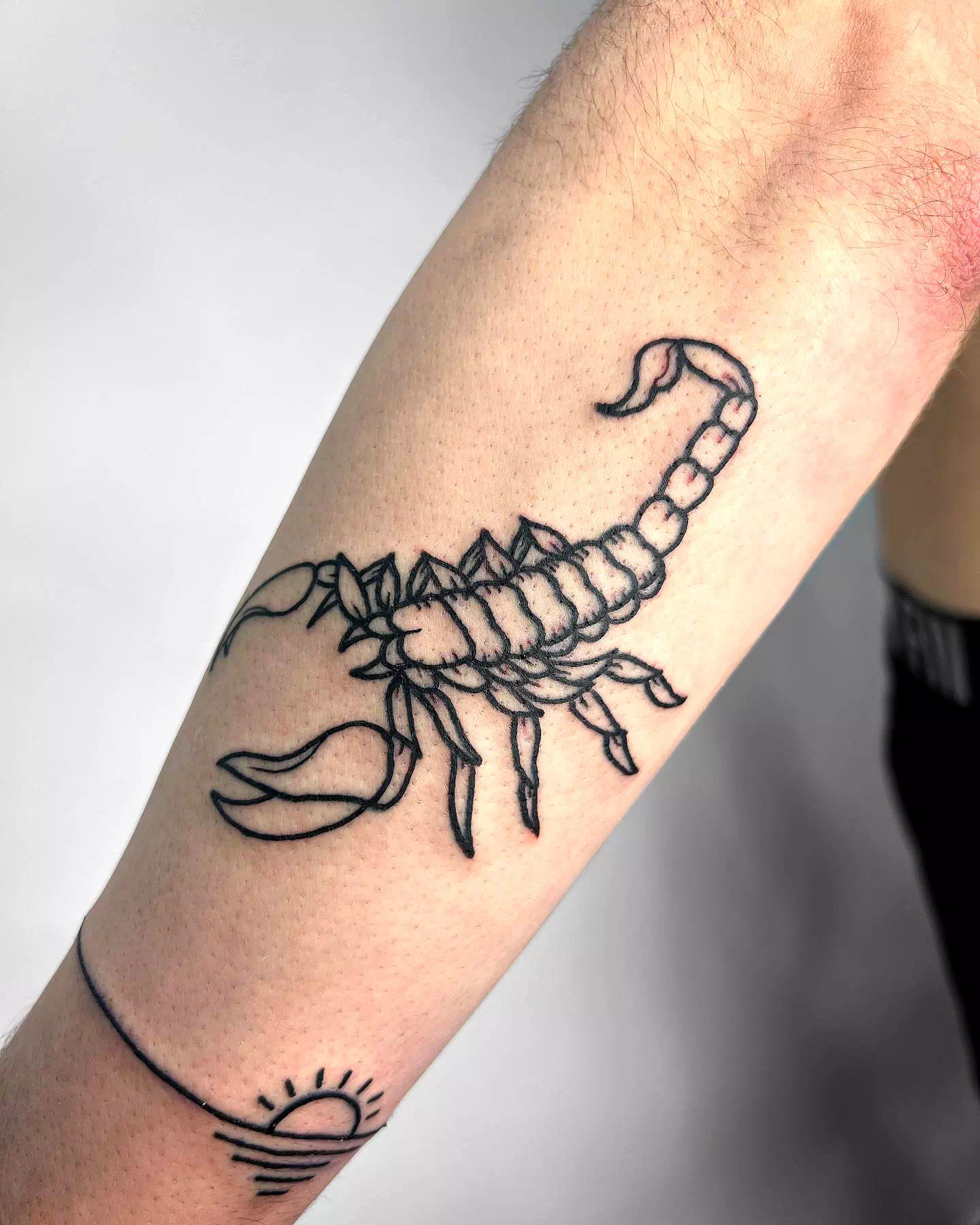 Schwarzer Skorpion Tattoo über Unterarm 2