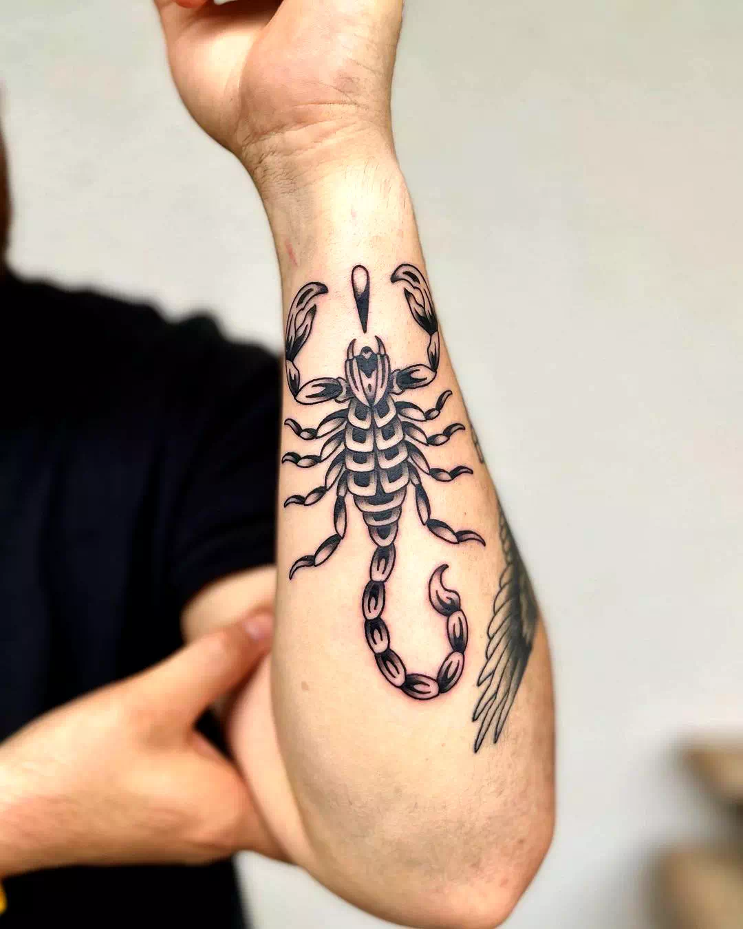 Schwarzer Skorpion Tattoo über Unterarm