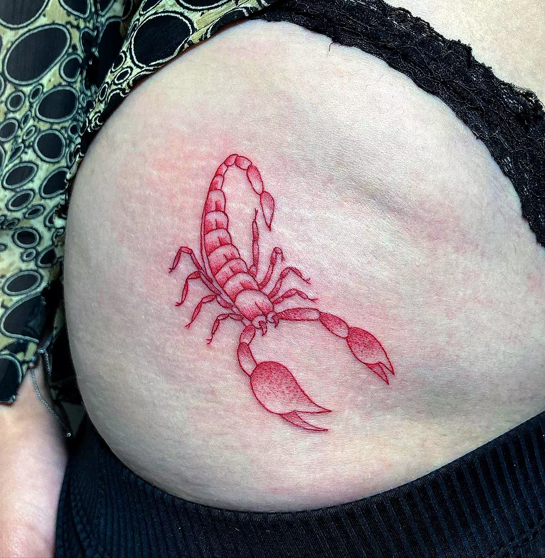 Schwarzer Skorpion Tattoo auf Oberschenkel 1