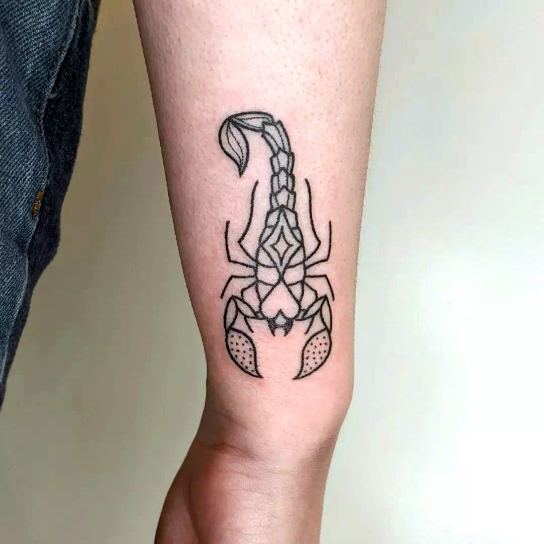 Tatuaje de escorpión pequeño negro 3