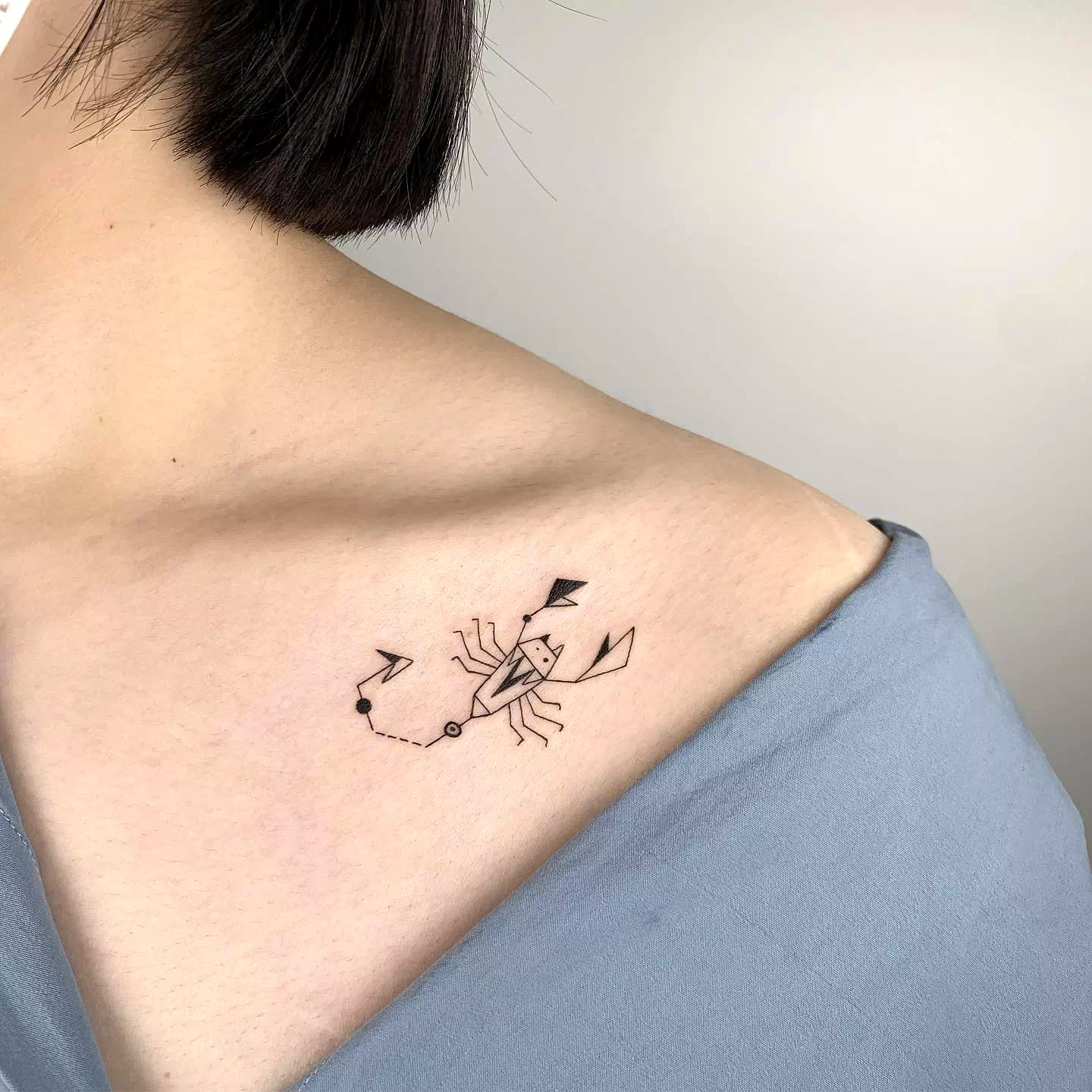 Schwarzer kleiner Skorpion Tattoo