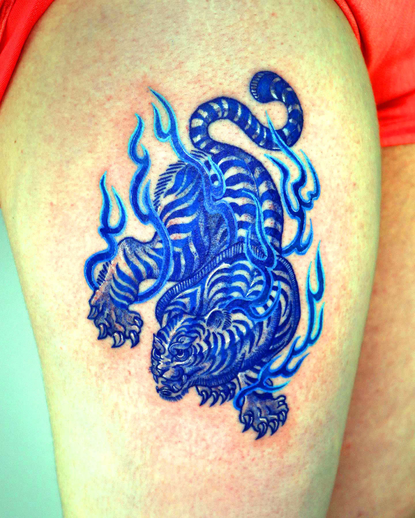 Tatuaje de un tigre azul en la pantorrilla