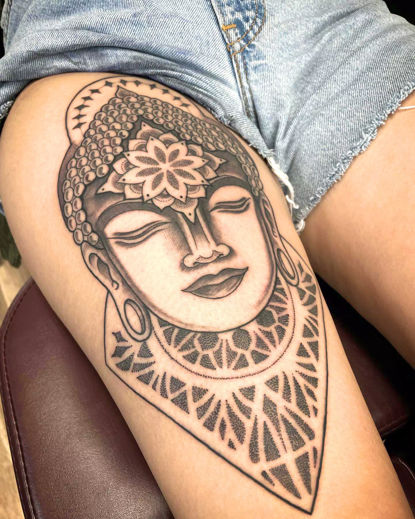 Tatuaje en la pantorrilla inspirado en Buda