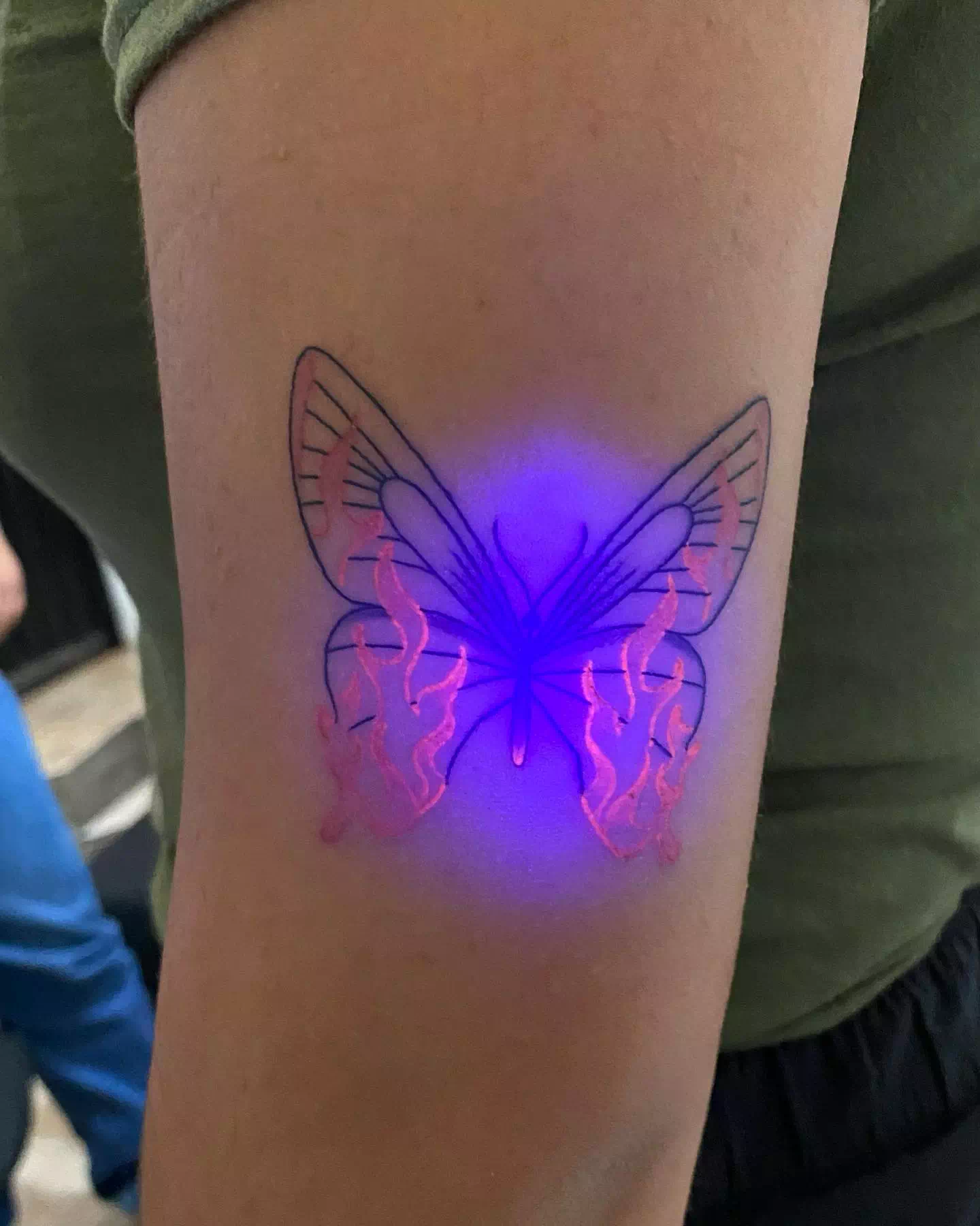 Tatuaje de mariposa que brilla en la oscuridad 2