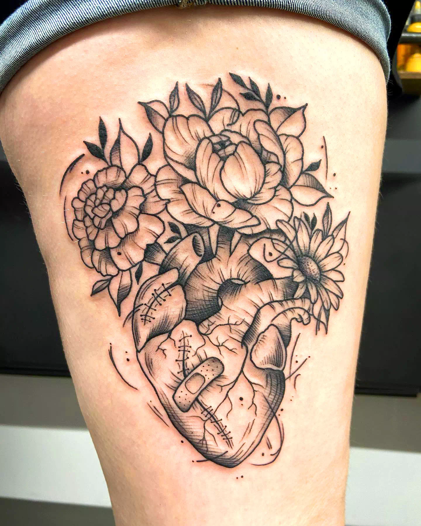 Diseños de tatuajes en la pantorrilla Corazón con flores 1