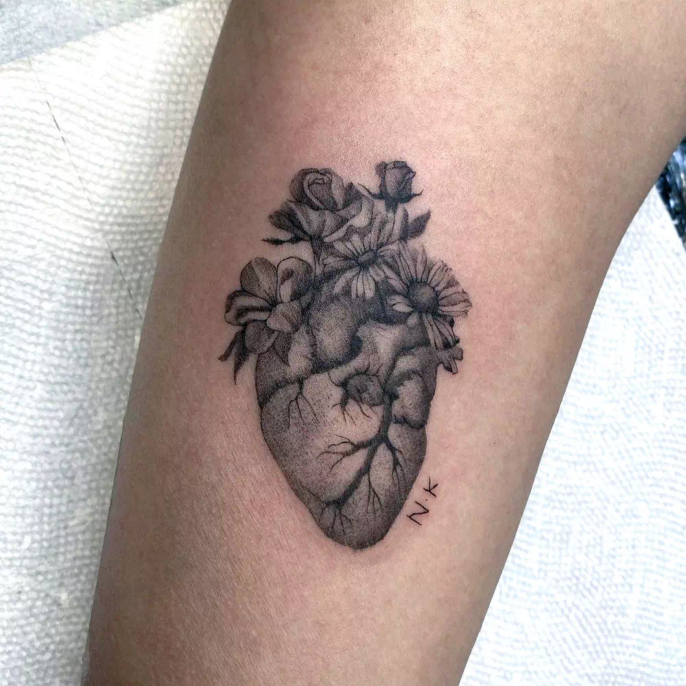 Waden Tattoo Designs Herz mit Blumen