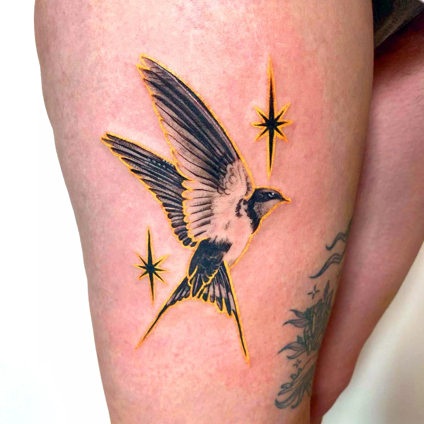 Ideas de tatuajes en la pantorrilla con estampado de pájaros en negro