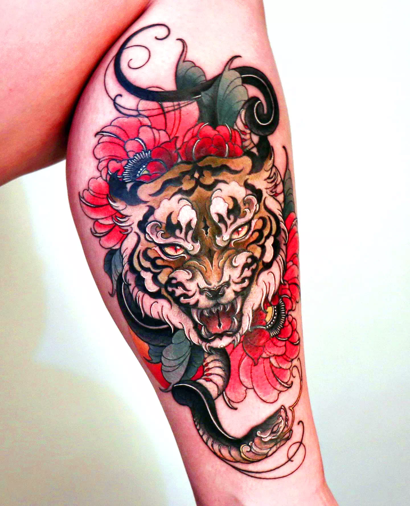 Ideas de tatuajes en la pantorrilla Tigre de colores