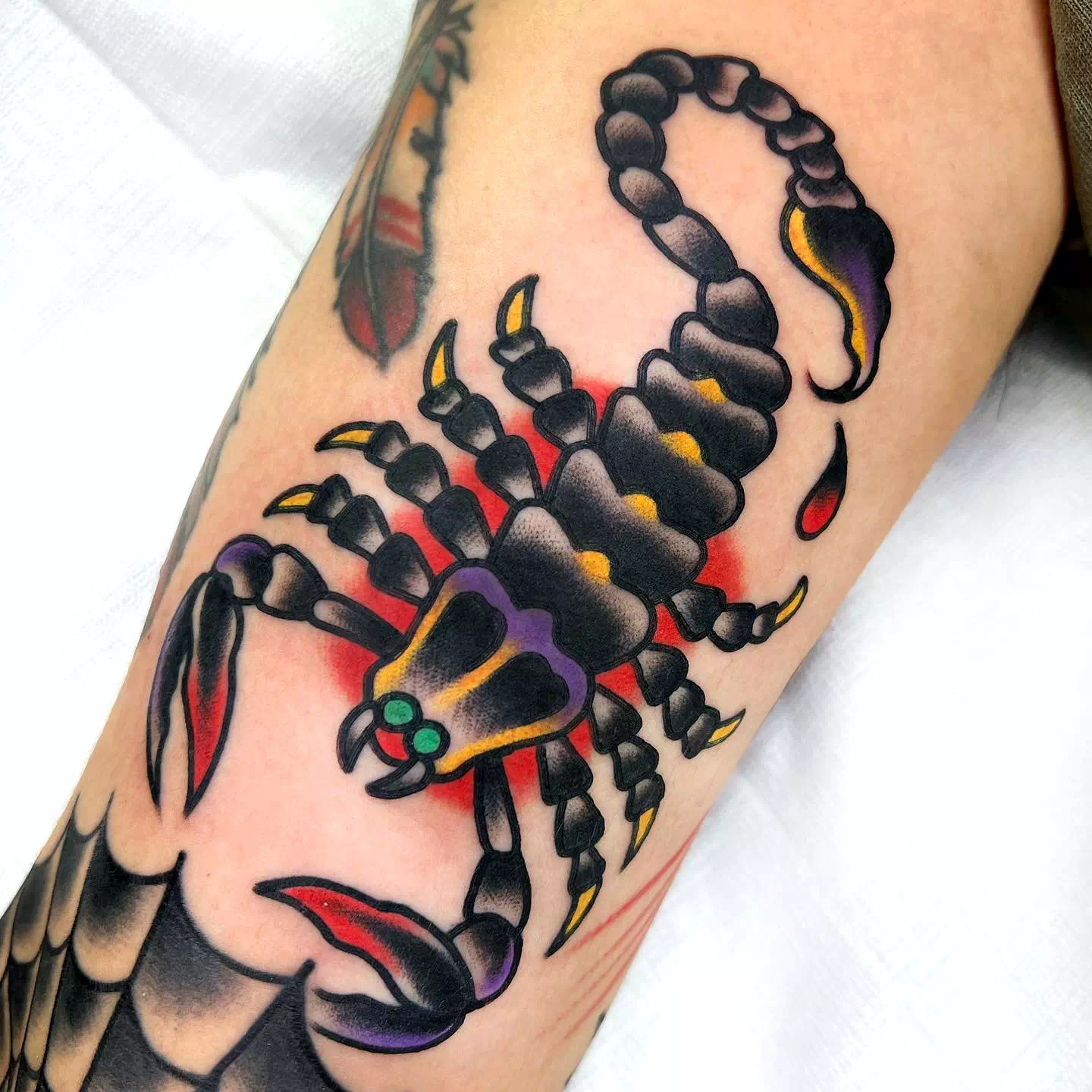 Tatuaje de escorpión de colores en el antebrazo Tinta 1