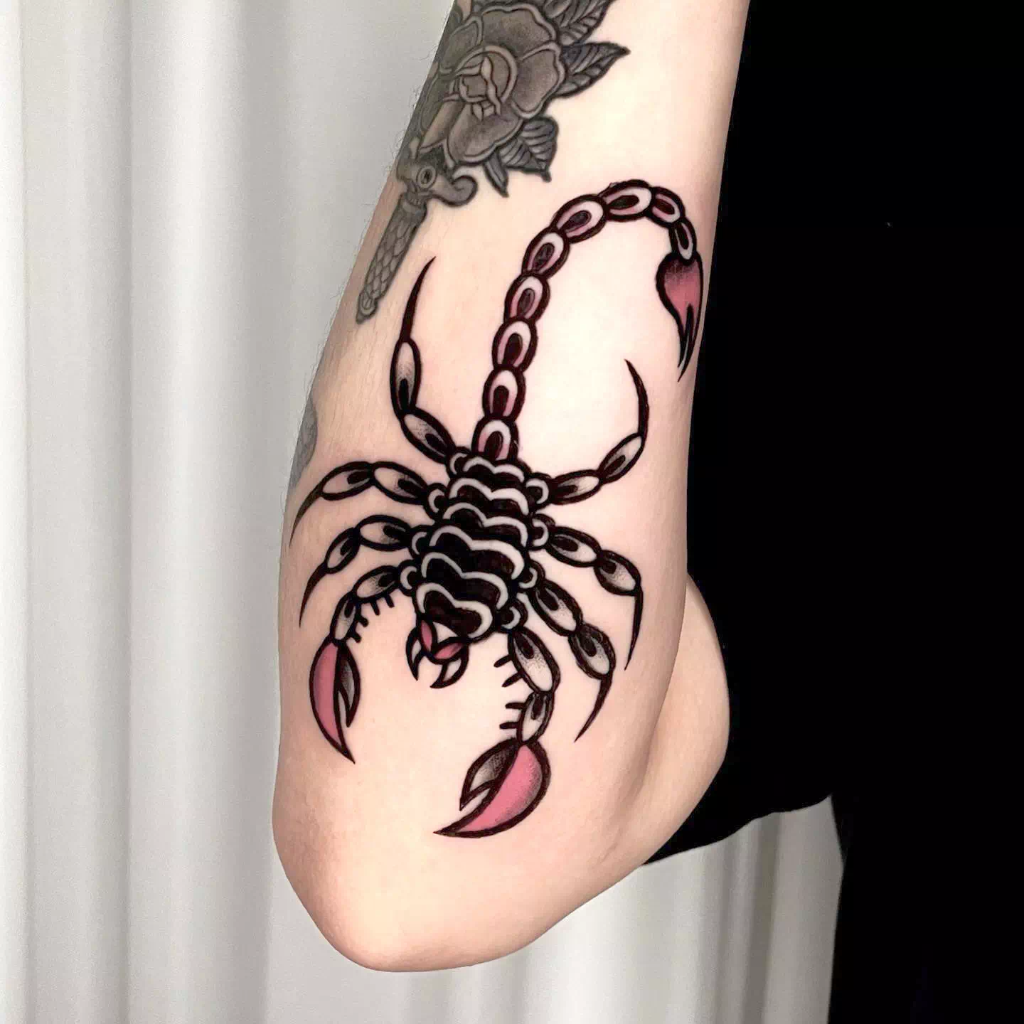Tatuaje de escorpión de colores en el antebrazo