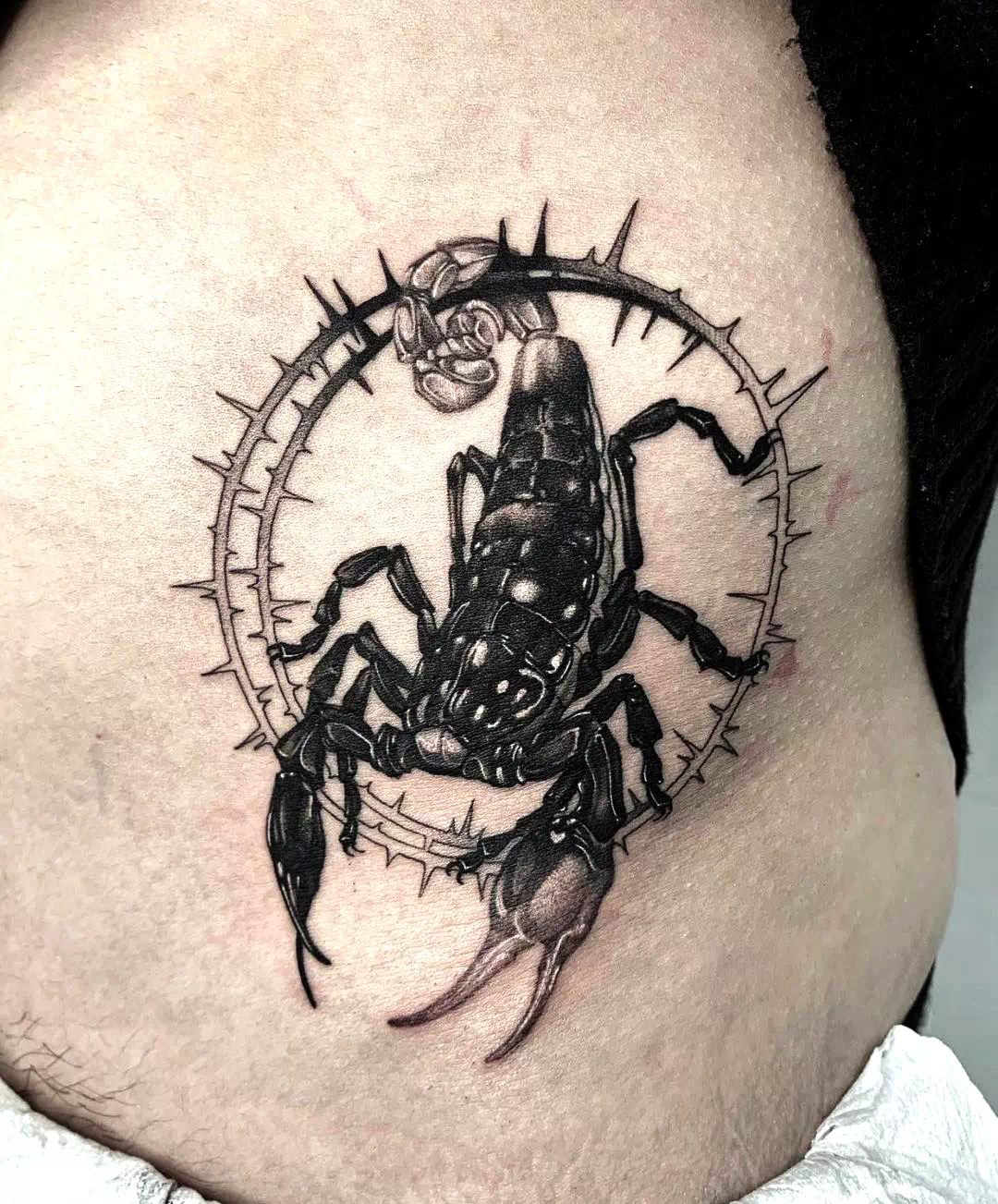 Tatuaje detallado de un escorpión en el antebrazo Tradicional 1