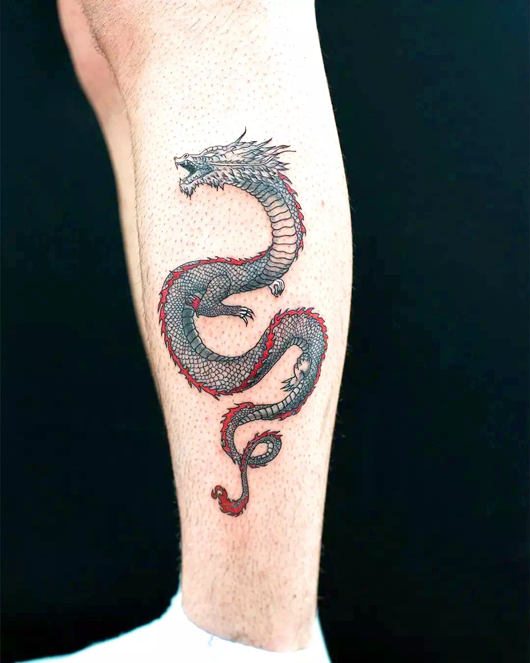 Diseños de tatuajes de dragón en la pantorrilla