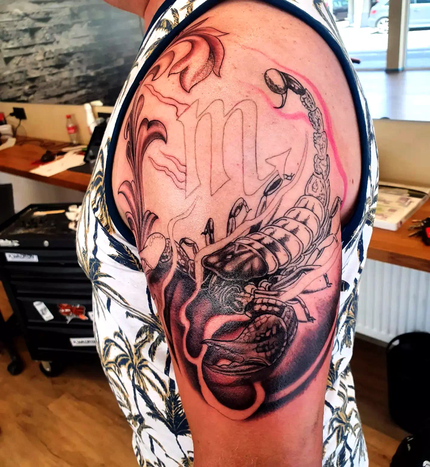 Dramático y detallado tatuaje de escorpión en la espalda