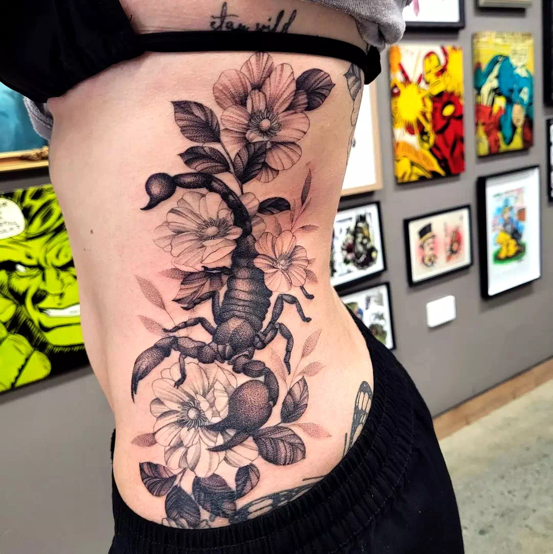 Feminine Floral Skorpion Tattoo