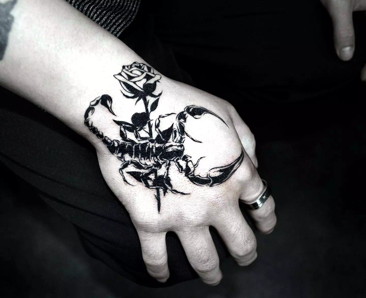 Feminine Skorpion-Tattoos mit Rosenaufdruck 2
