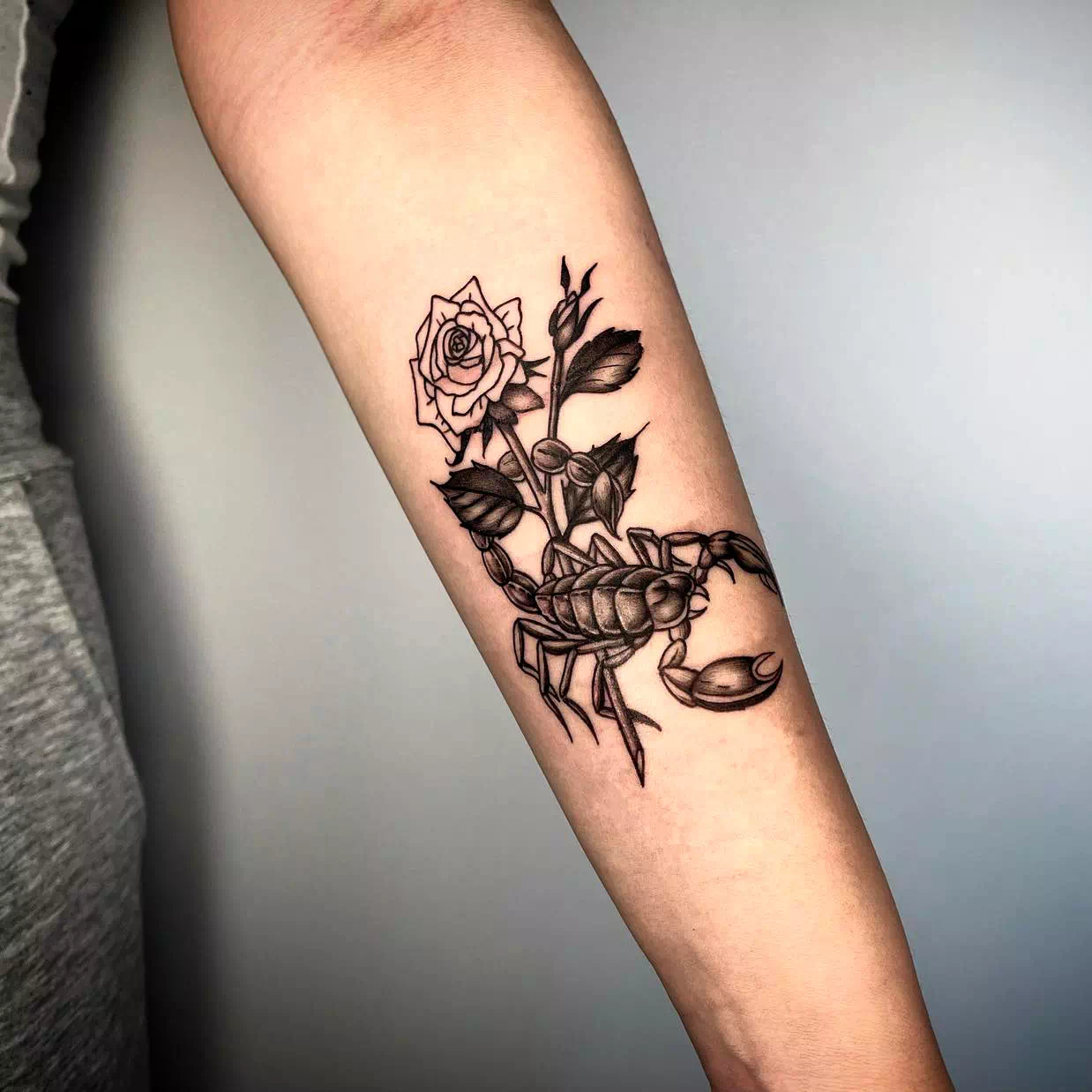 Tatuajes femeninos de Escorpio con estampado de rosas 3