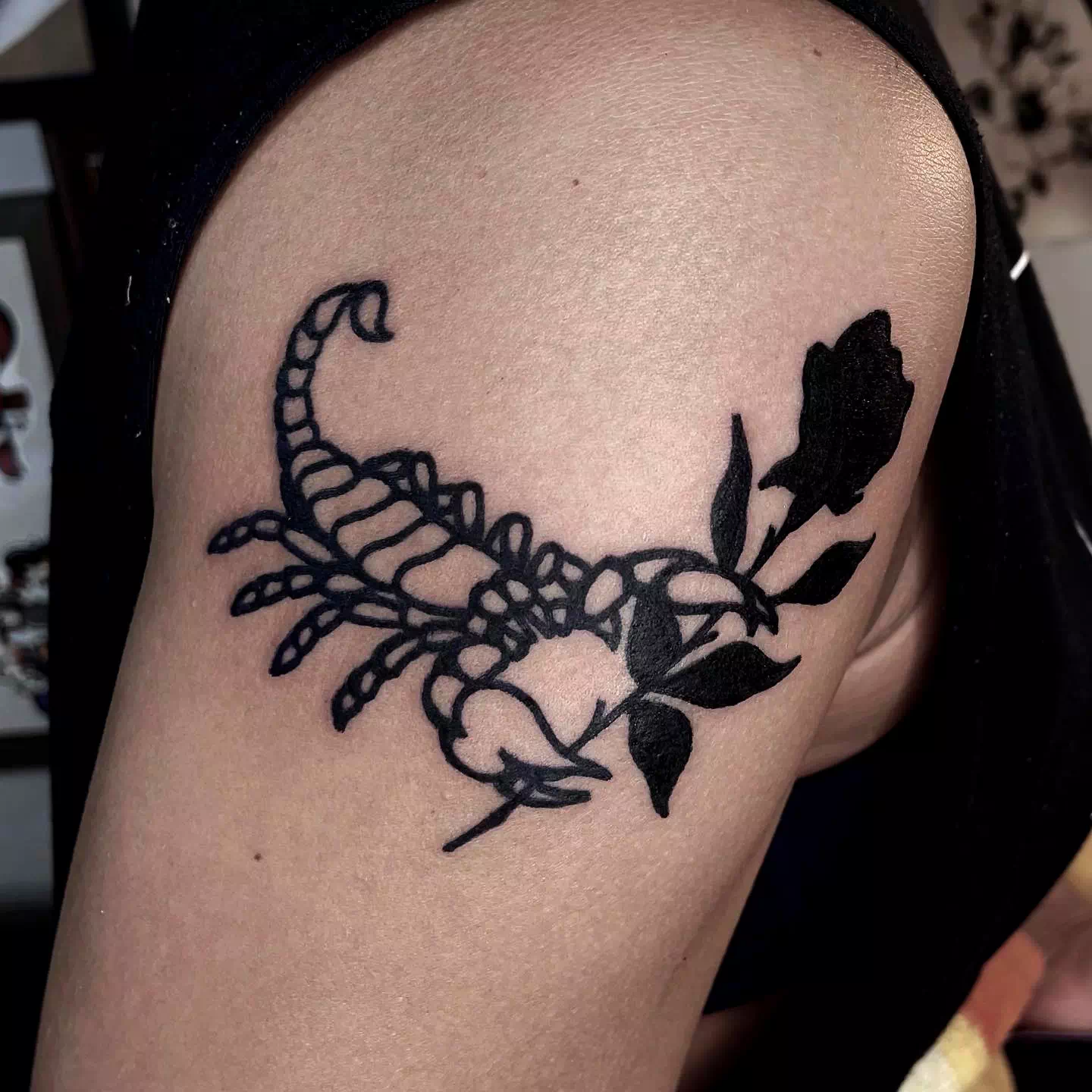 Tatuajes femeninos de Escorpio con un estampado de rosas 4