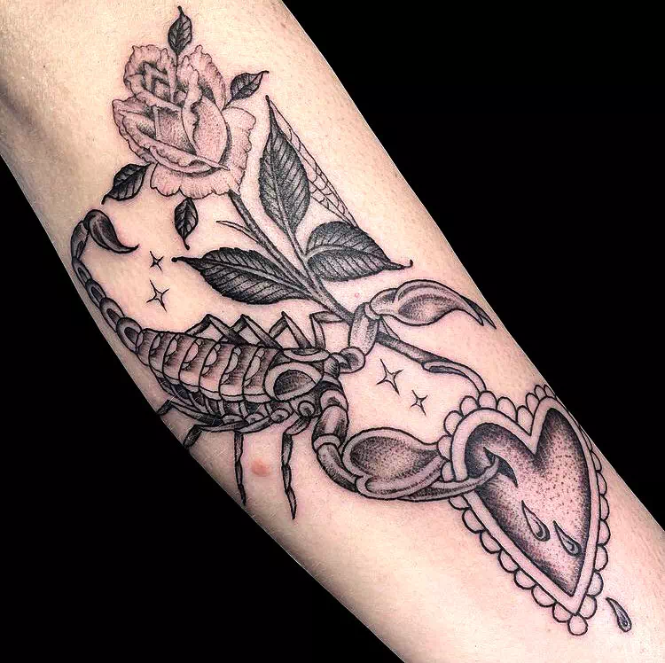 Tatuajes femeninos de Escorpio con un estampado de rosas 5