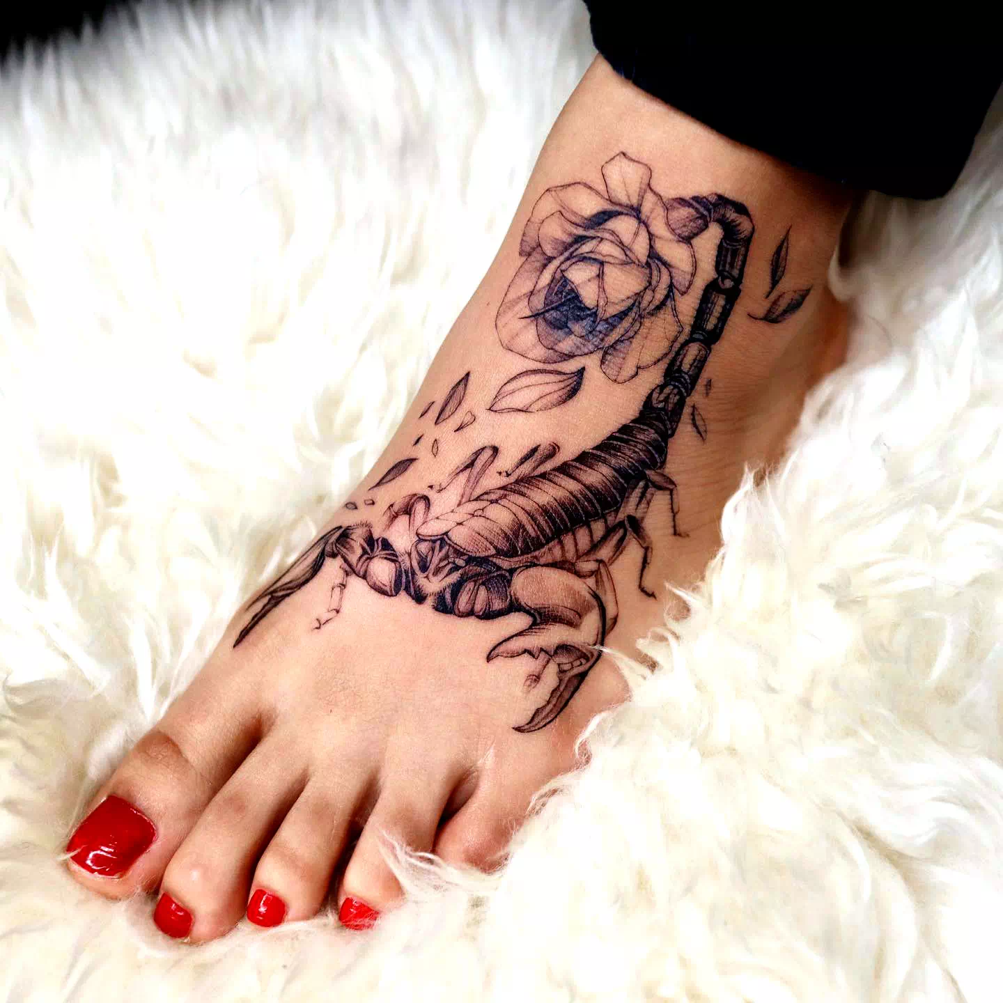 Tatuajes femeninos de Escorpio con un estampado de rosas