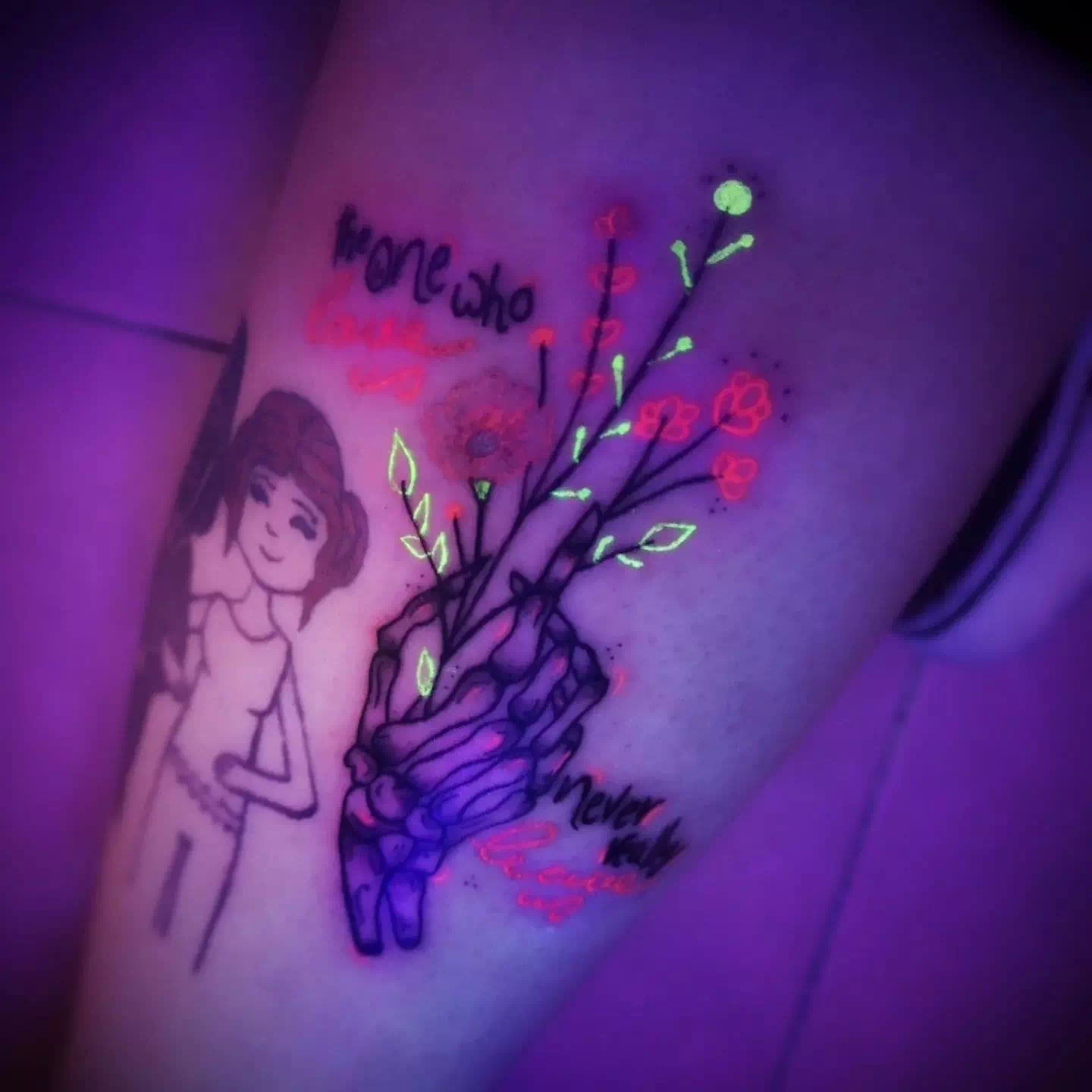 Flores que brillan en la oscuridad Tatuaje 1