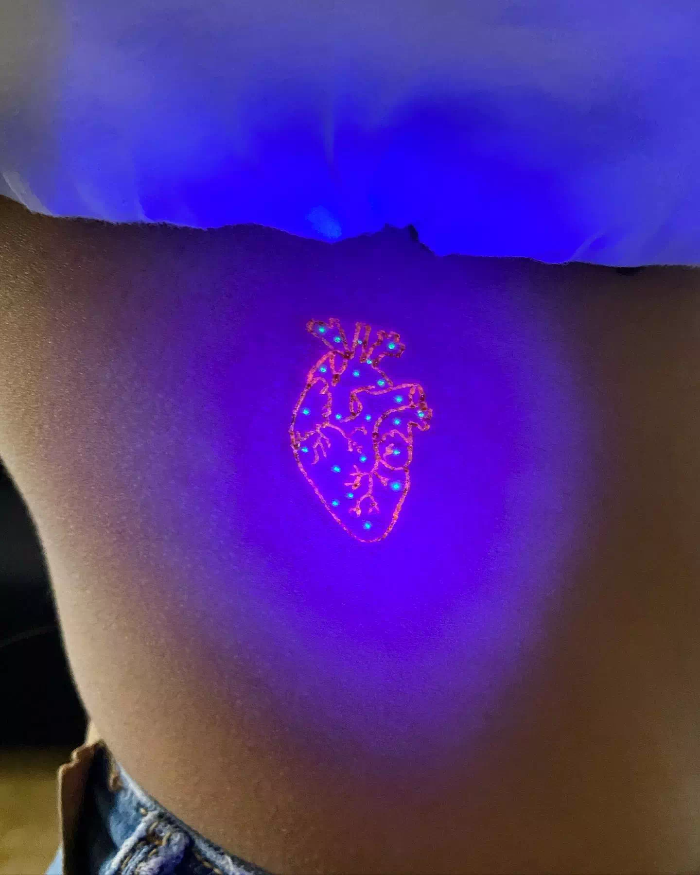 Tatuaje de corazón que brilla en la oscuridad 1