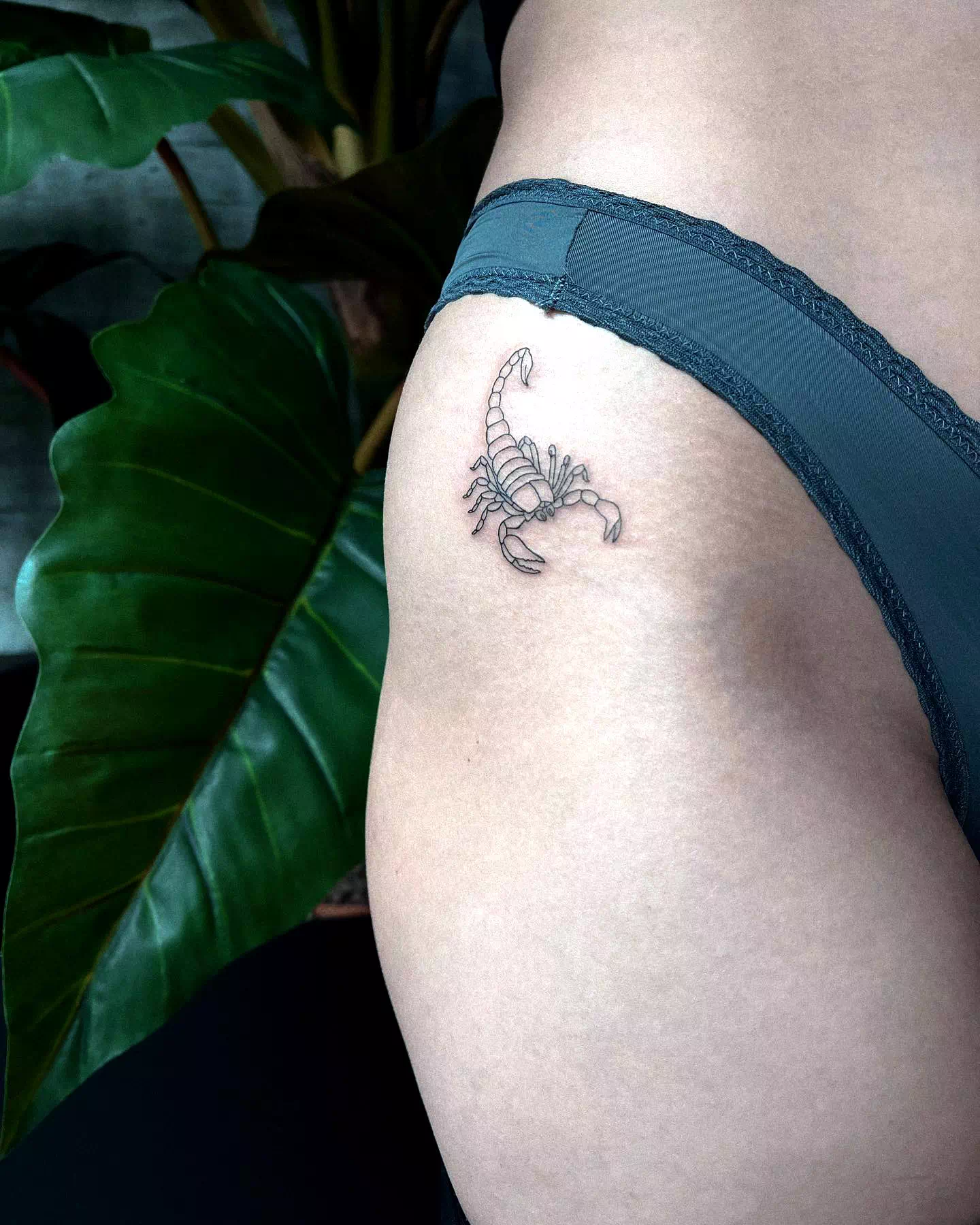 Tatuaje de escorpión en la pierna Diseño femenino