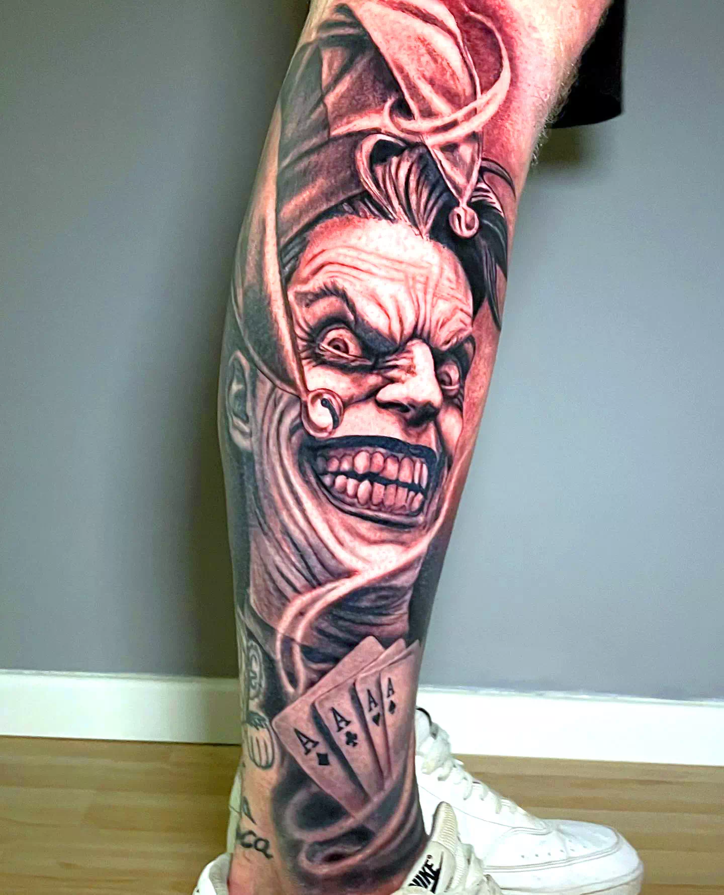 Tatuaje místico de Joker en la pantorrilla