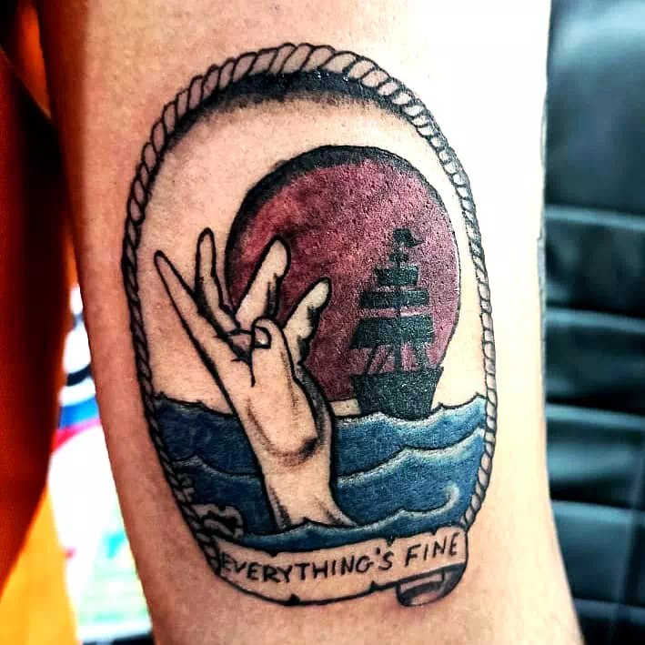 Überwindung der Depression Tattoo mit rotem Symbol