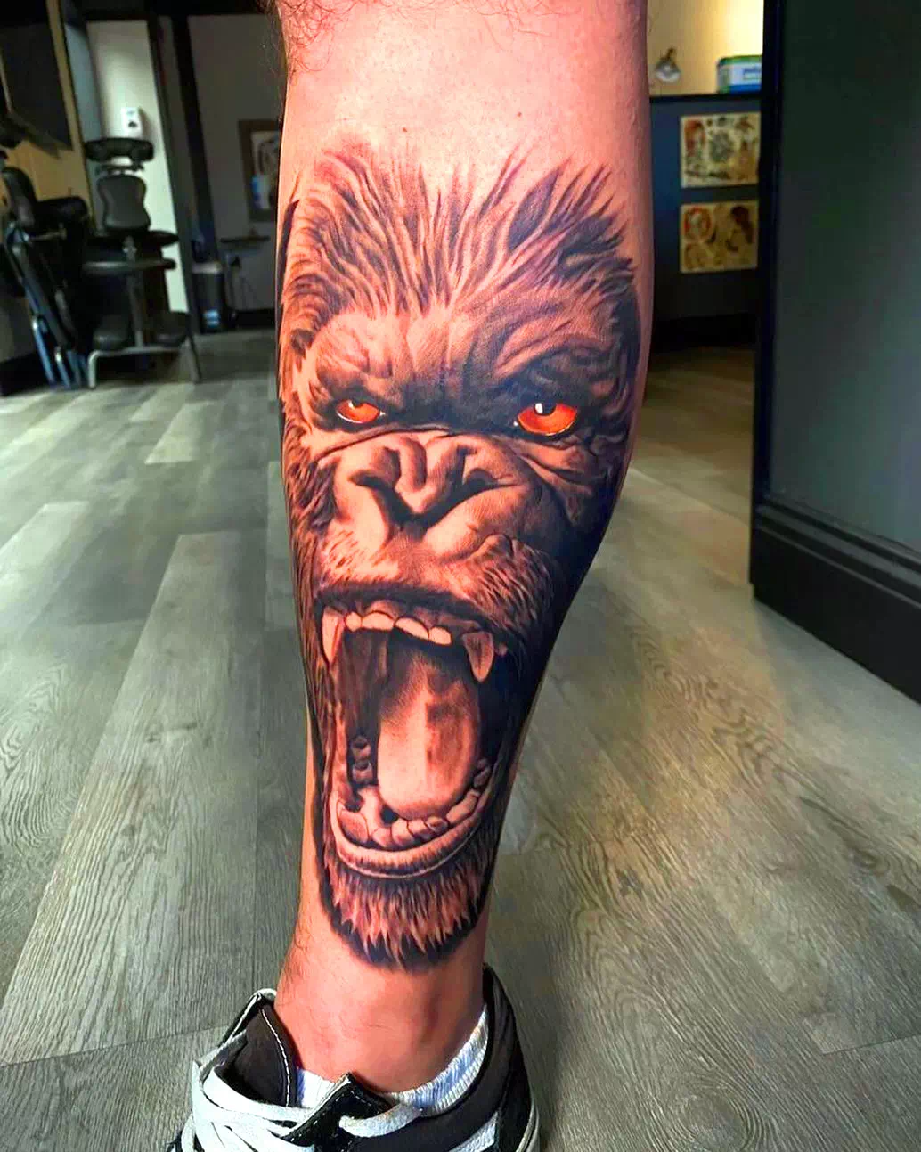 Tatuaje de una pantorrilla de gorila que da miedo 1