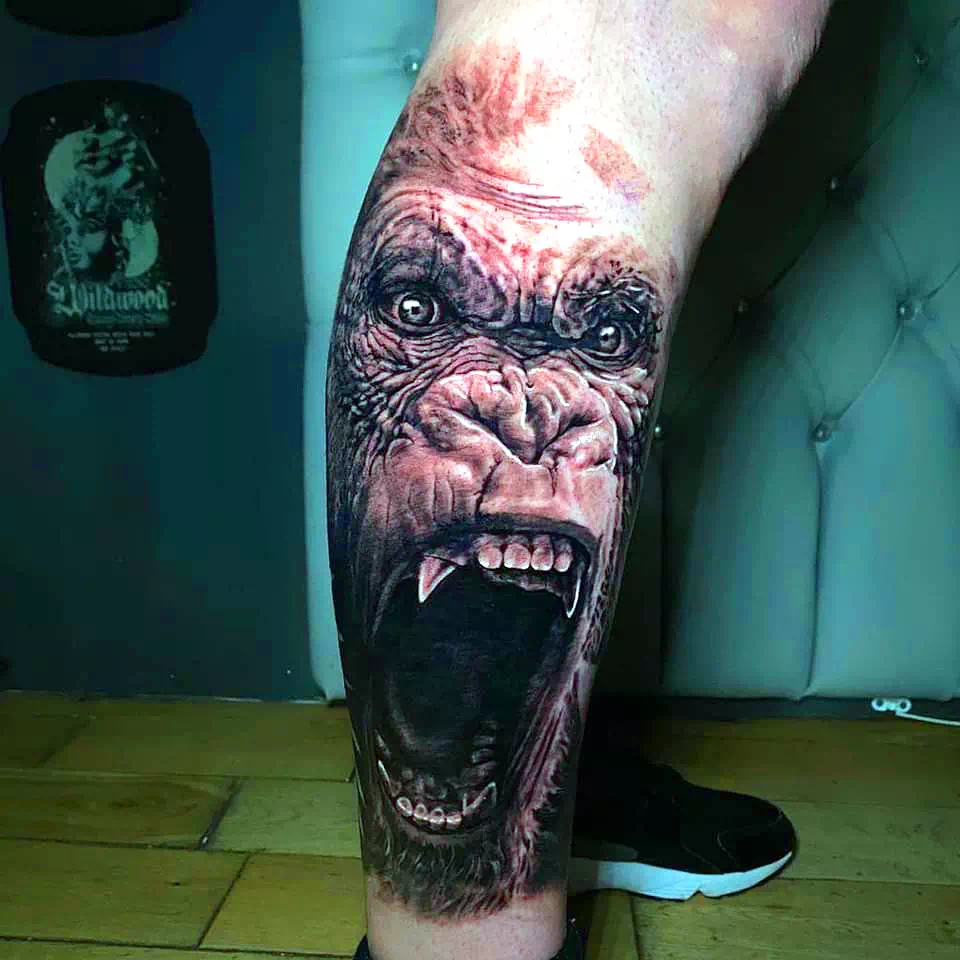 Tatuaje de un gorila en la pantorrilla