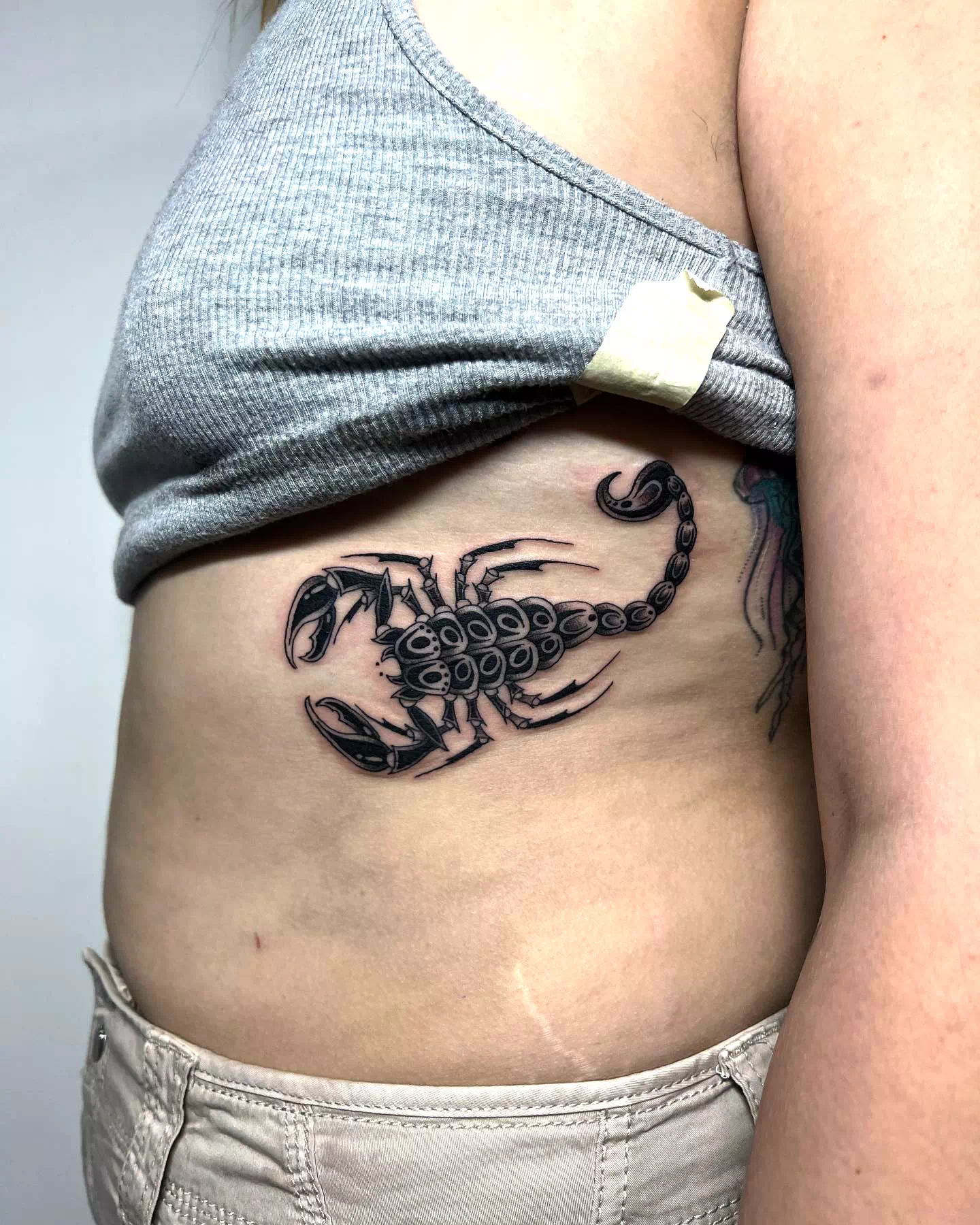 Skorpion Tattoo auf Brust Seitenstück