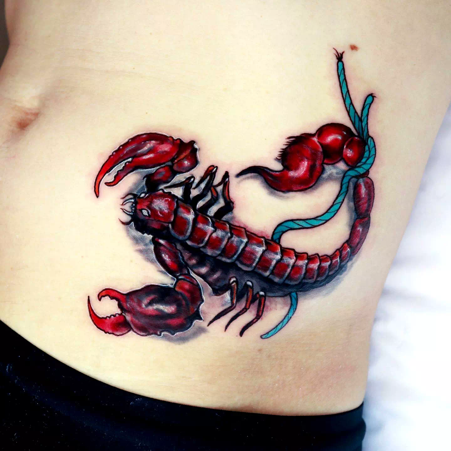 Skorpion Tattoo auf der Hand Bunter Druck