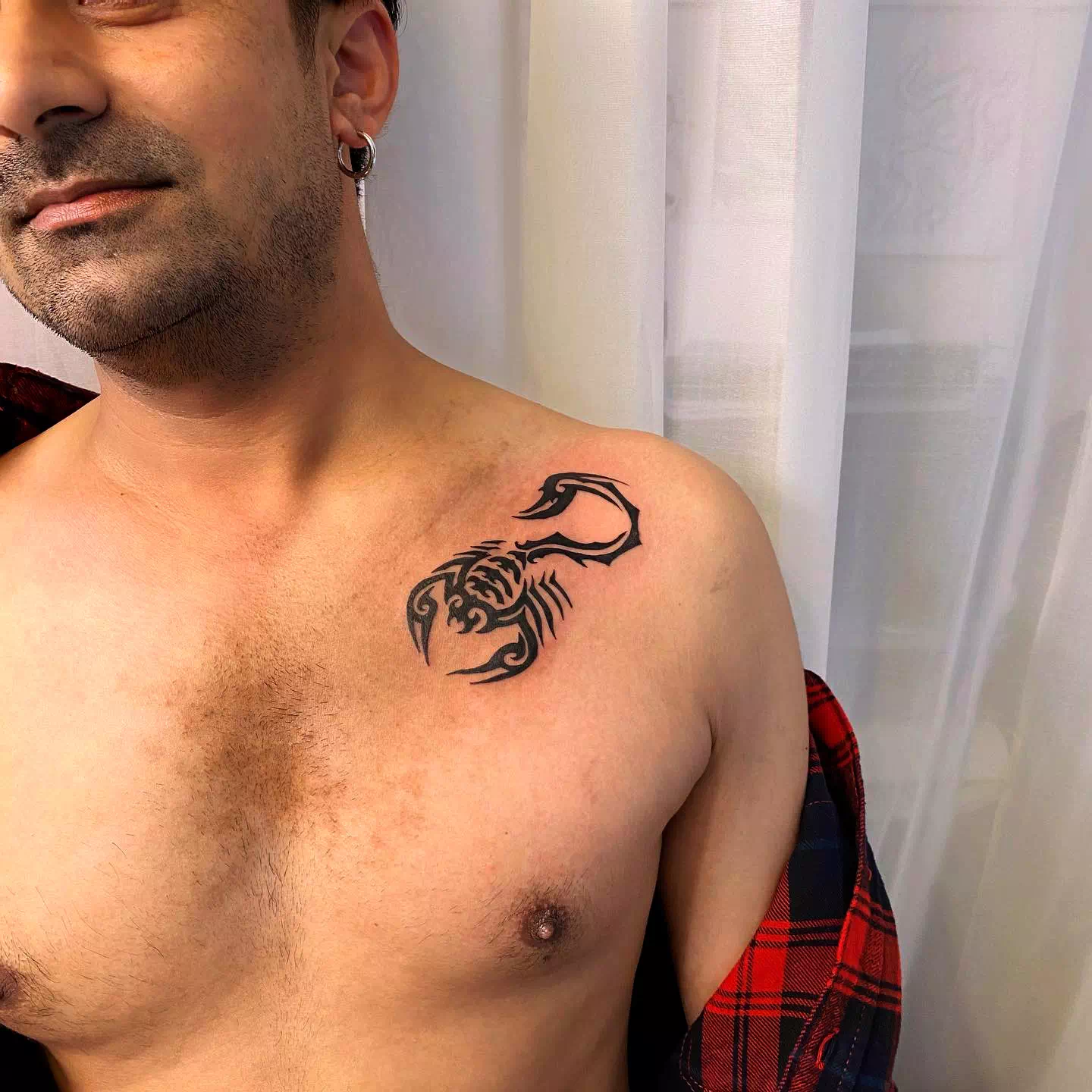 Tatuaje de Escorpio sobre el cuello pecho