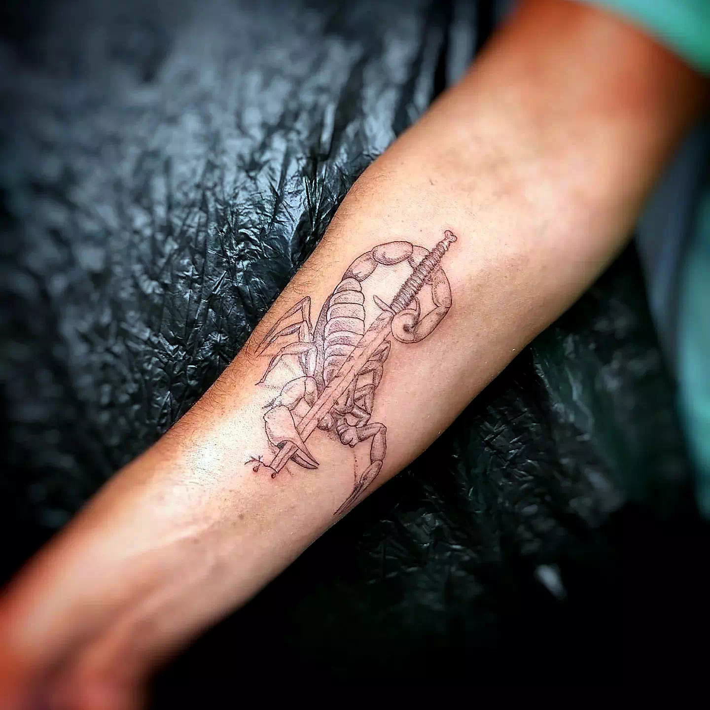 Tatuaje de escorpión pieza simple sobre el antebrazo 1