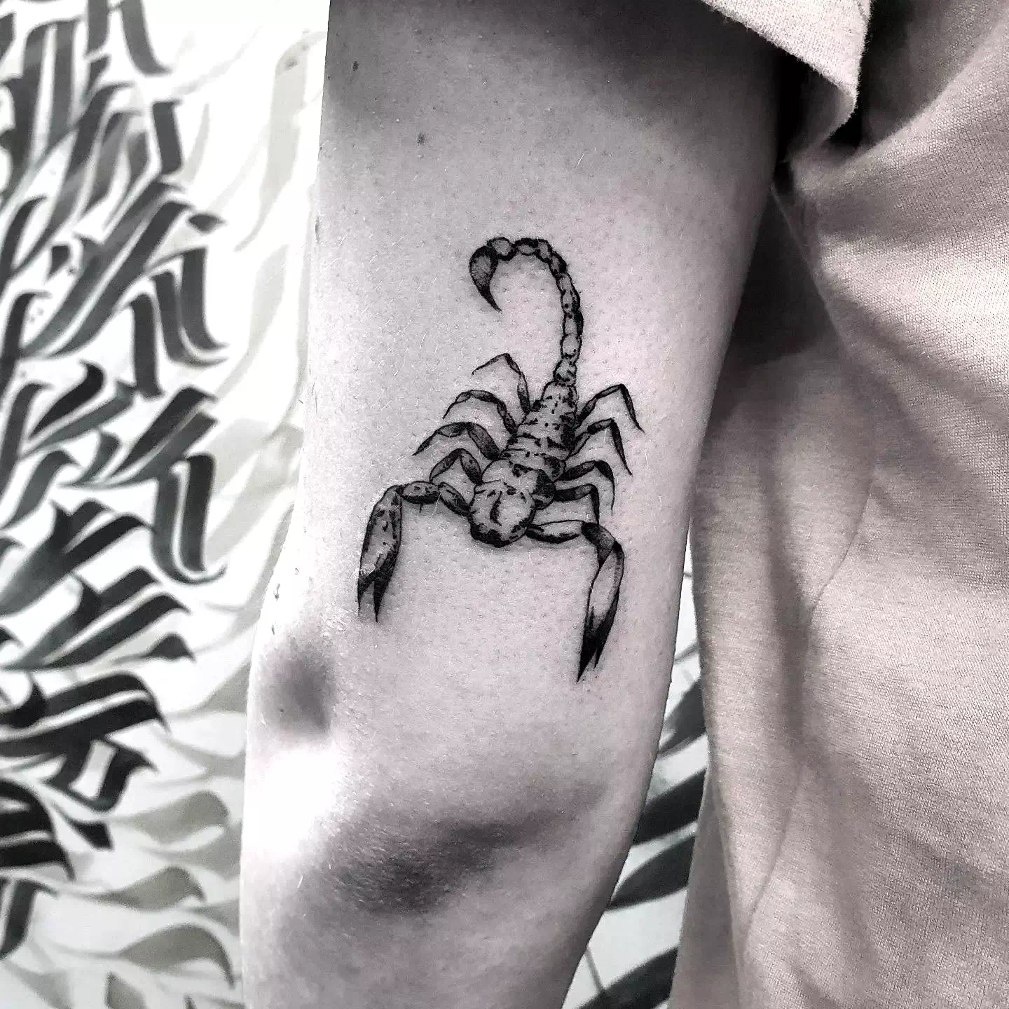 Tatuaje de escorpión pieza simple sobre el antebrazo 2